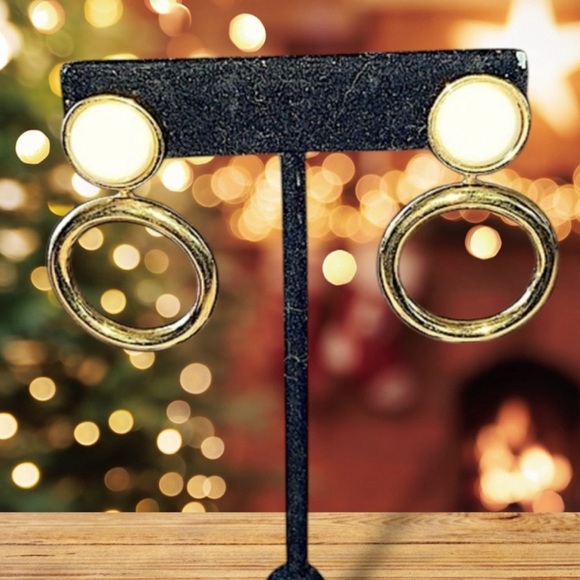 Vintage Signed Monet Gold Tone Circle Drop Earrings Creamy Ivory Cabochon Stone - Picture 10 of 14